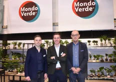 Kees and Frans Bakker of Mondo Verde together with a customer. Among others, Kees and Frans presented a child friendly cactus without needles.